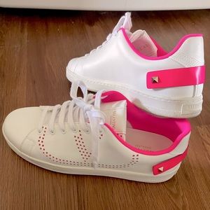 Authentic Valentino Vlogo Back Net leather sneaker. Like new. Size 40.